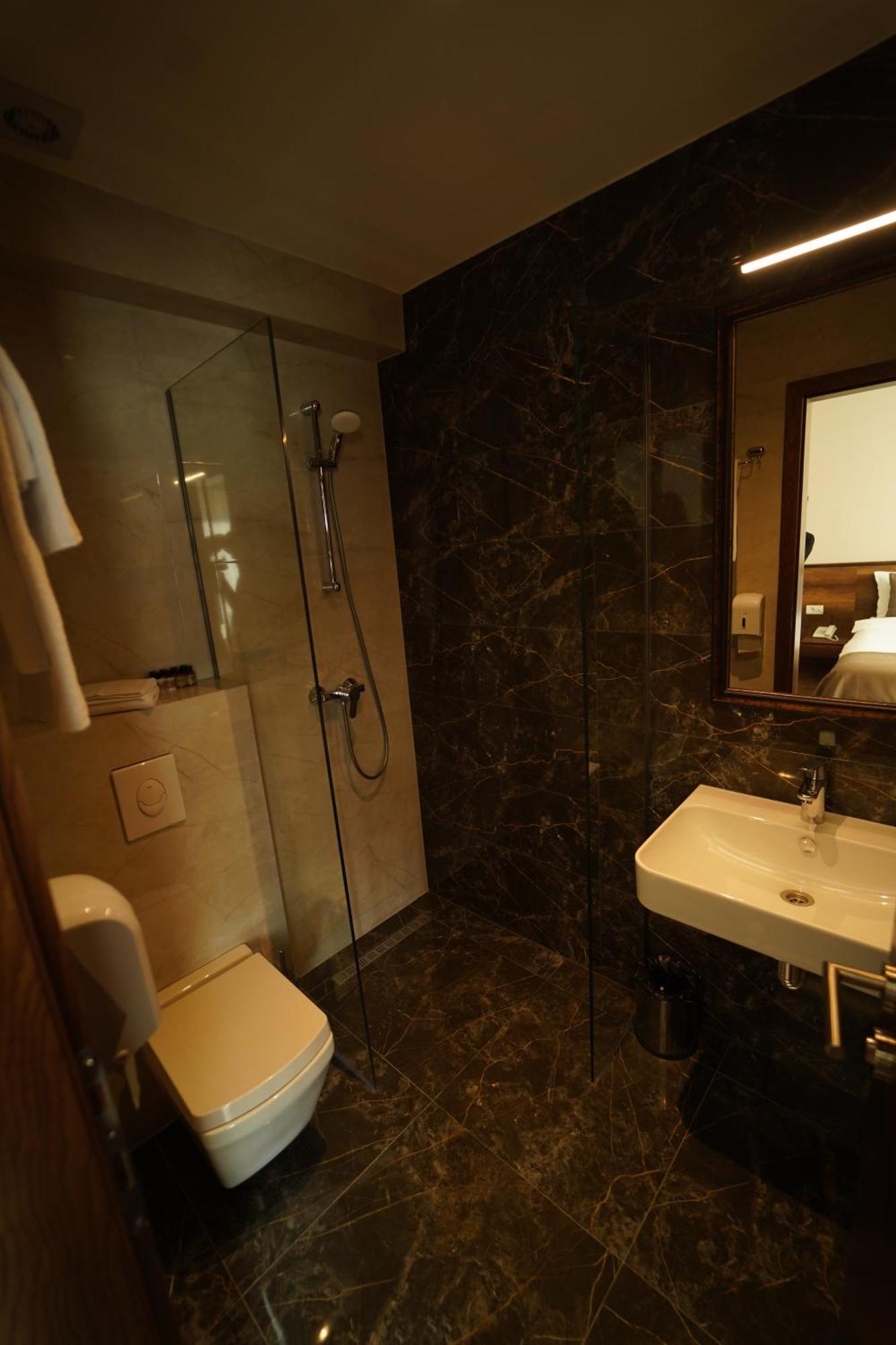 Monarch Hotel Πρίζρεν Εξωτερικό φωτογραφία